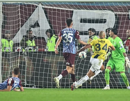Fenerbahçe zorlu derbide son dakikada güldü! Trabzon'da gol düellosu