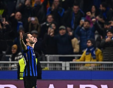 Hakan Çalhanoğlu, devre biterken Arsenal'i yıktı! Şampiyonlar Ligi'nde bu sezon ikinci kez...