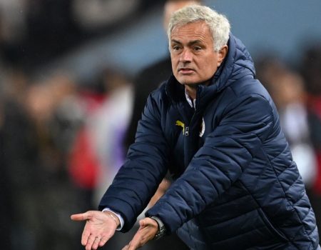 Hollanda'da Mourinho tribünde olacak