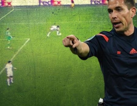 Şampiyonlar Ligi'nde ilginç an: Hakem penaltı çaldı, spiker dahil kimse ne olduğunu anlamadı! Bu sezon bir ilk...