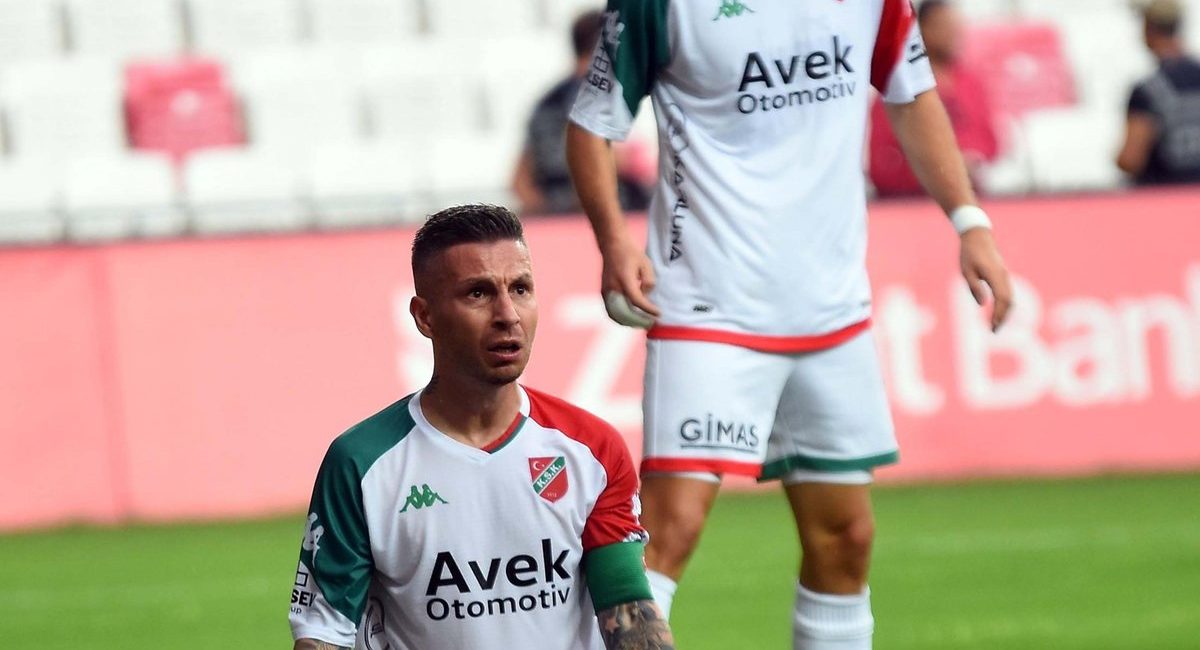 Karşıyaka'da Adem Büyük sözleşmesini tek taraflı feshetti!