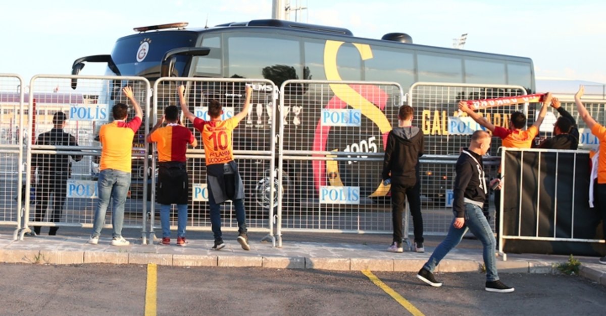 Galatasaray ve Akhisarspor kafilesi stada ulaştı