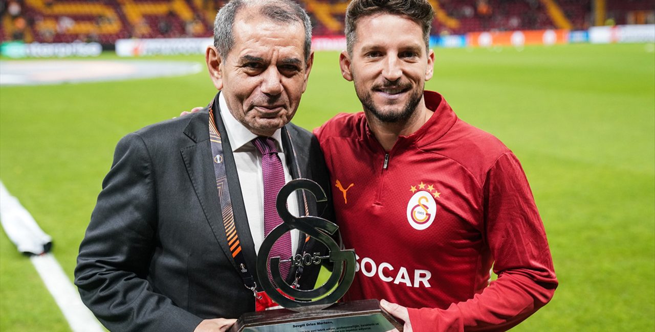 Tottenham maçı öncesi Dries Mertens'e plaket