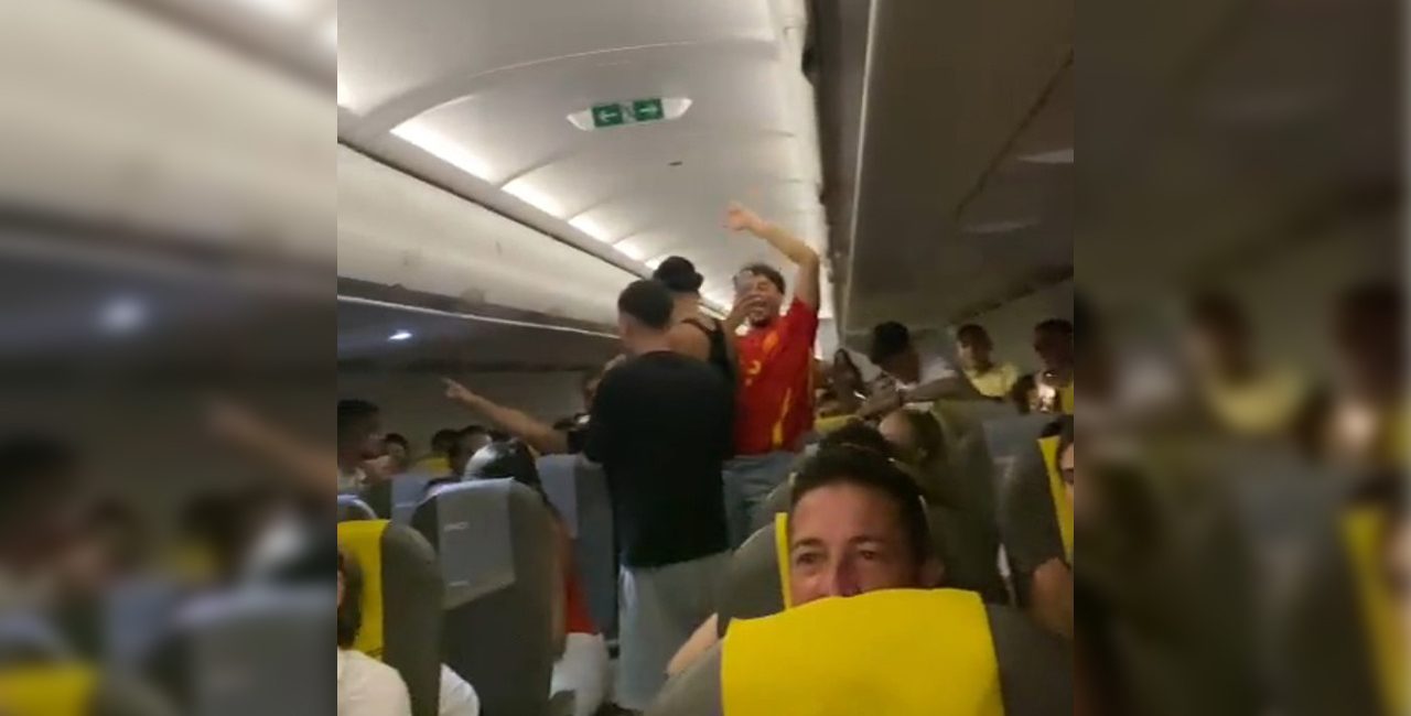 İspanya'nın şampiyonluğunu uçakta öğrendiler